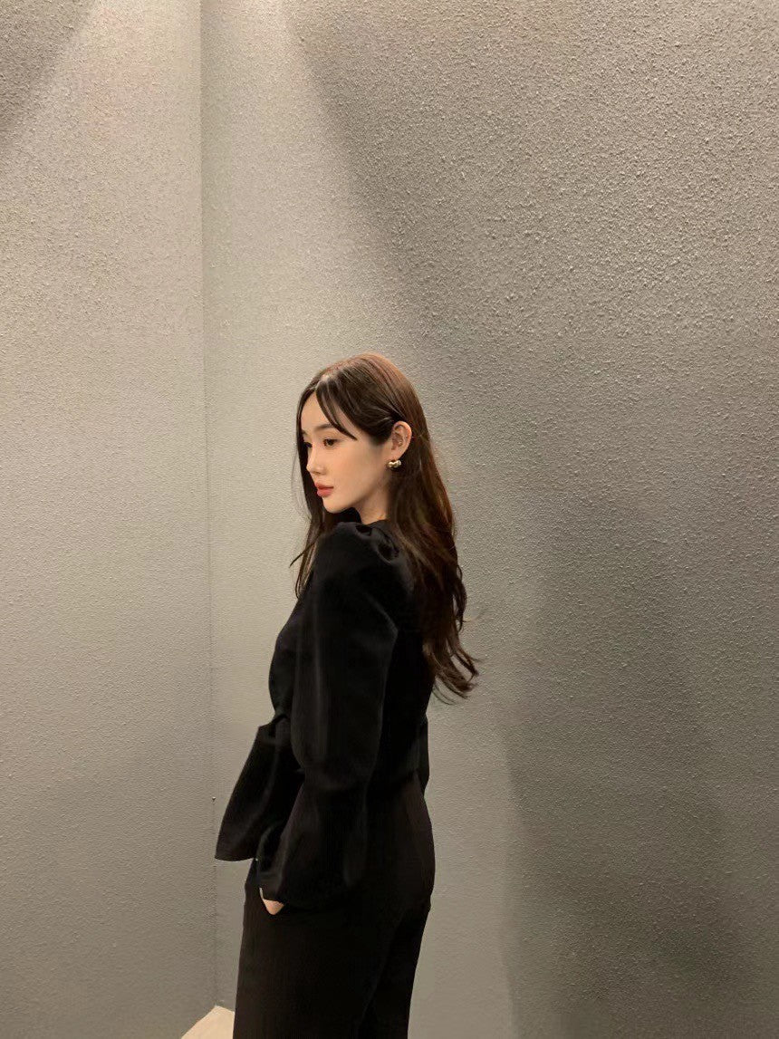 Oct. 氣質泡泡袖方領側腰綁帶上衣 奶卡/黑