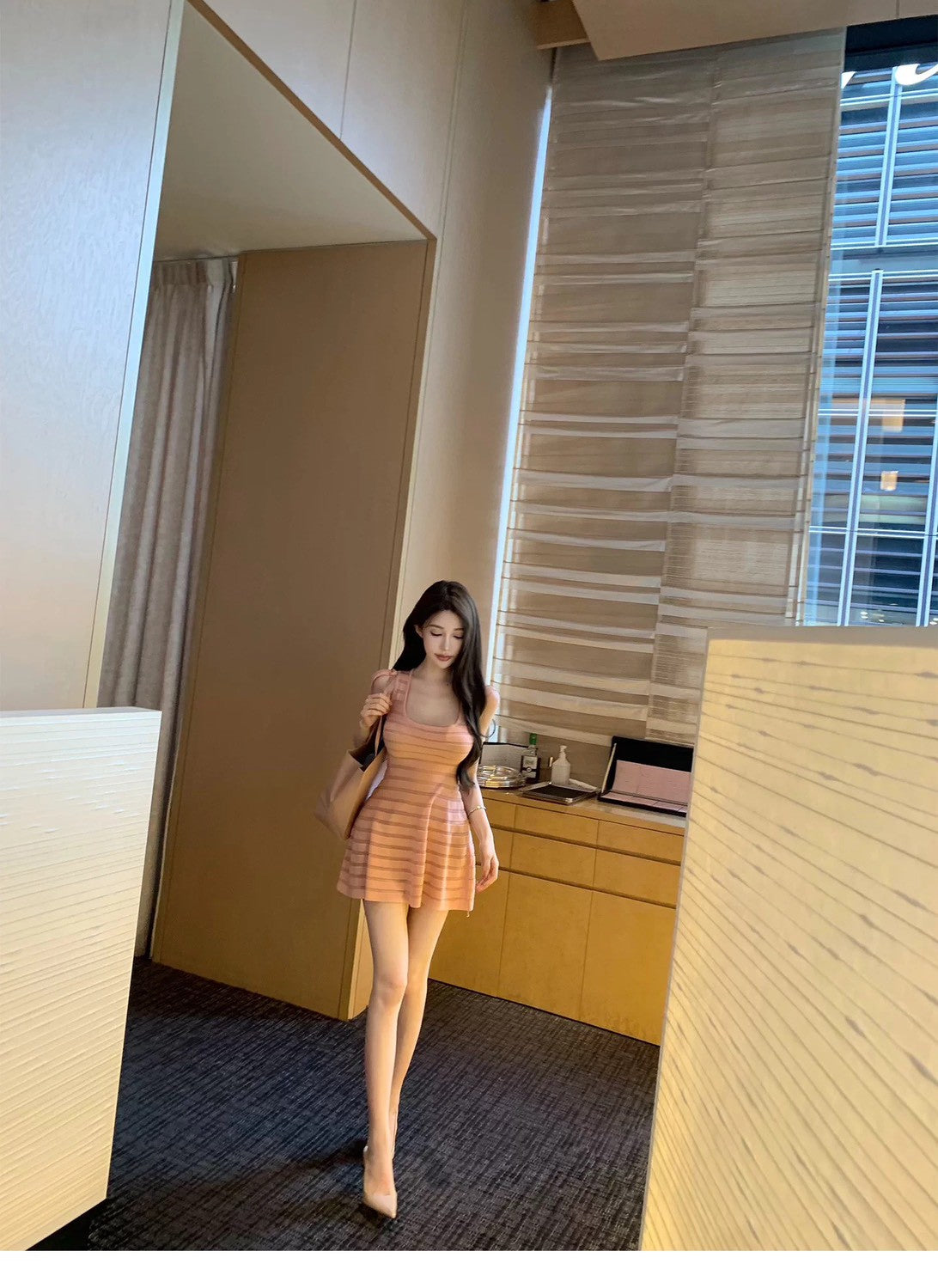 26Jun. 蜜桃軟紗條紋縷空性感花瓣針織裙 杏粉