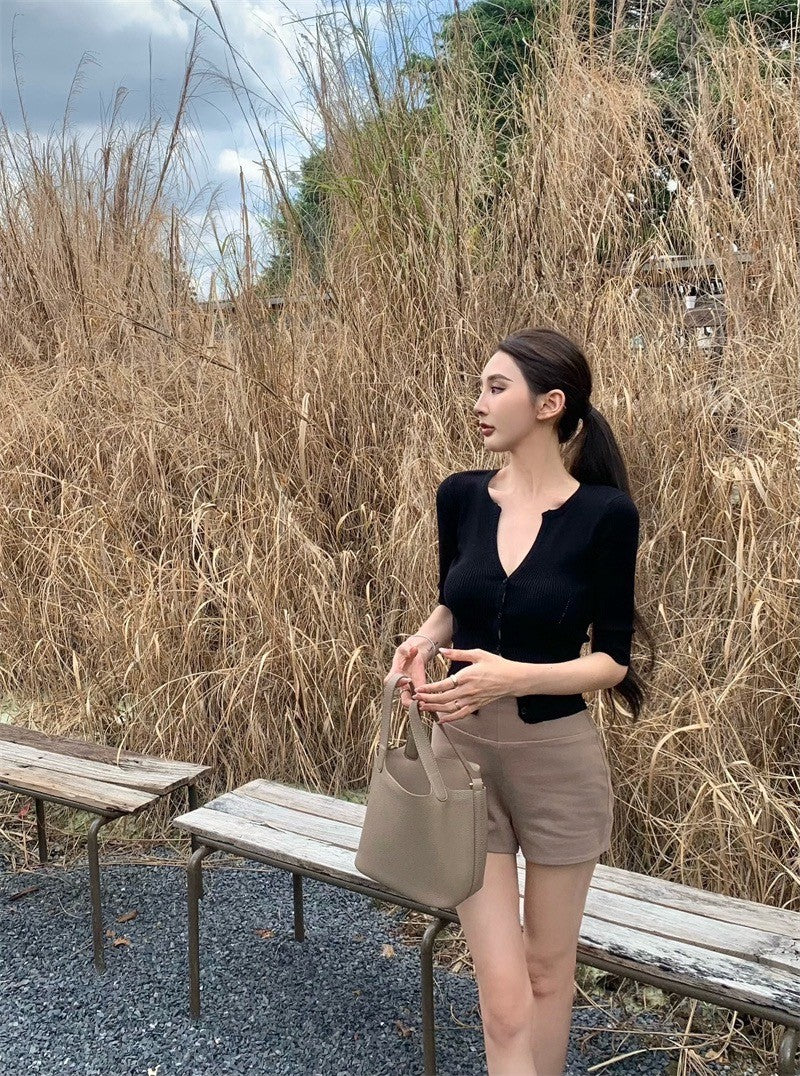 Sep. 幹練女主管 氣質優雅顯瘦針織黑色上衣 卡其色短褲