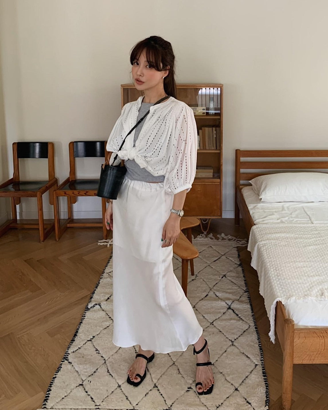 25Oct. 甜美縷空燈籠袖圓領排扣上衣