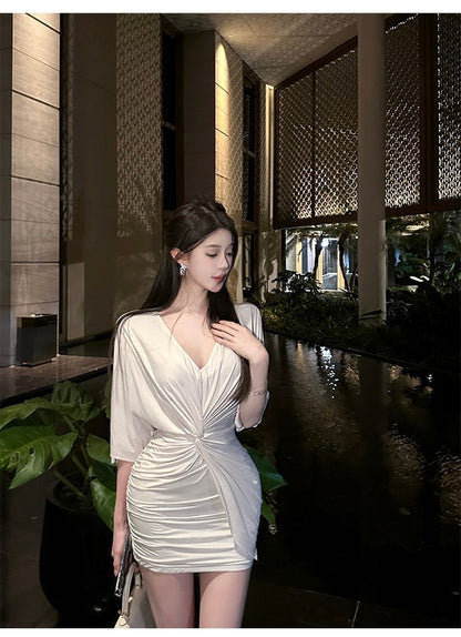 Mar. 氣質佳人 韓女V領扭結收腰壓褶連衣裙