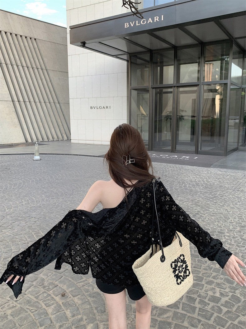 Aug. 神秘腔調 縷空十字架設計 絲絨感襯衫 黑色