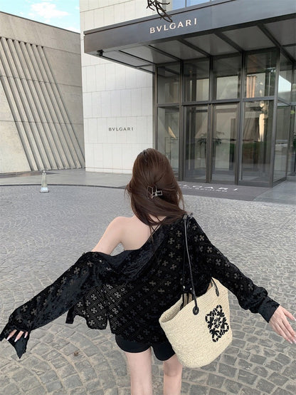 Aug. 神秘腔調 縷空十字架設計 絲絨感襯衫 黑色