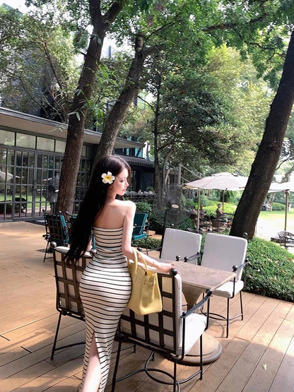 Apr. 雕塑美學 氣質撞色條紋抹胸針織開叉連身裙 白底