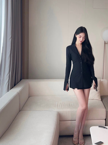 Oct. 職業通勤 俐落剪裁V領收腰條紋連身裙