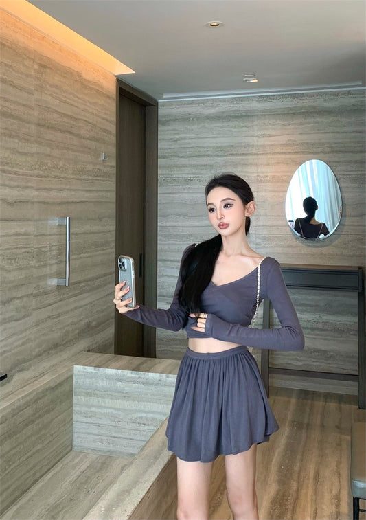 25Jul. 穿出鬆弛感 短款V領上衣 垂垂半身短裙 灰