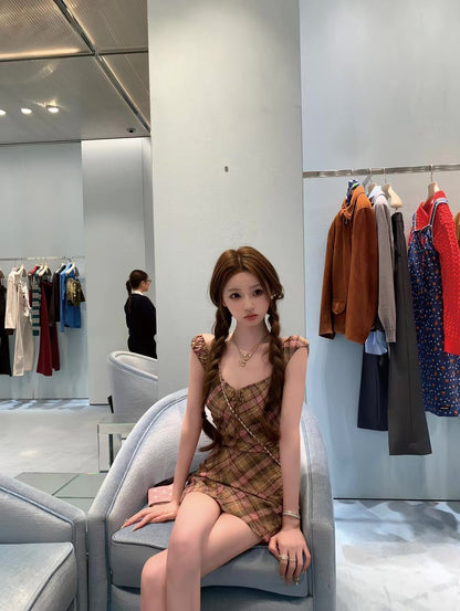 26May. 「栗子」美式復古格紋方領美背連身裙 焦糖莓果