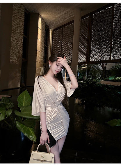 Mar. 氣質佳人 韓女V領扭結收腰壓褶連衣裙