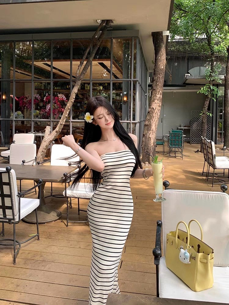 Apr. 雕塑美學 氣質撞色條紋抹胸針織開叉連身裙 白底