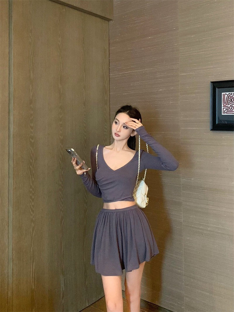 25Jul. 穿出鬆弛感 短款V領上衣 垂垂半身短裙 灰