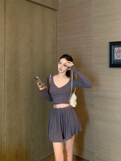 25Jul. 穿出鬆弛感 短款V領上衣 垂垂半身短裙 灰