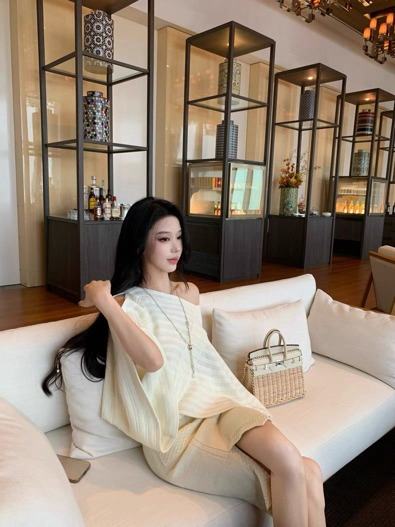 26Jan. 高級感秀款慵懶不規則剪裁披風毛衣 黑/白