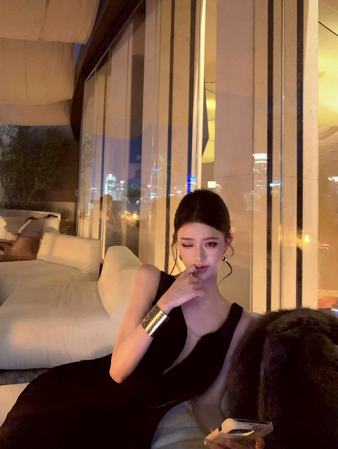 26Feb. 人生系列 分割設計感絲絨玫瑰V背連身裙