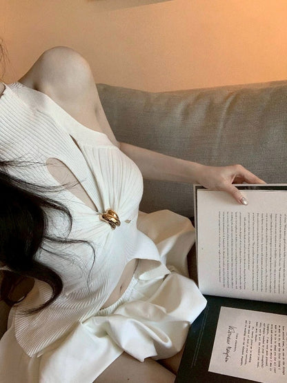 May. 千金即視感 貴氣高奢小巴扭結縷空針織背心 白