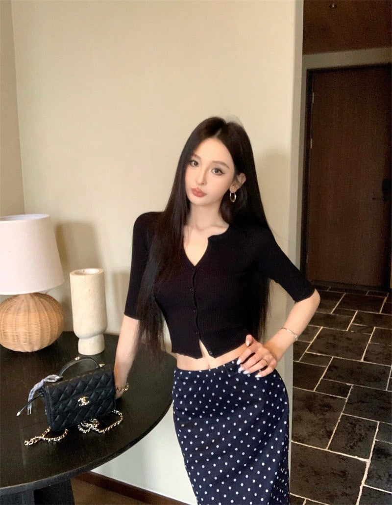 Jun. 鄰家乖乖女 顯瘦鈕扣針織上衣 黑色 復古波點中長半身裙 黑