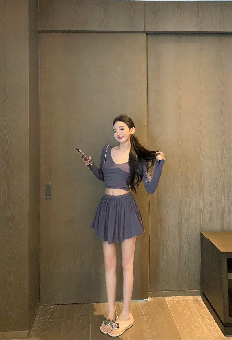 25Jul. 穿出鬆弛感 短款V領上衣 垂垂半身短裙 灰