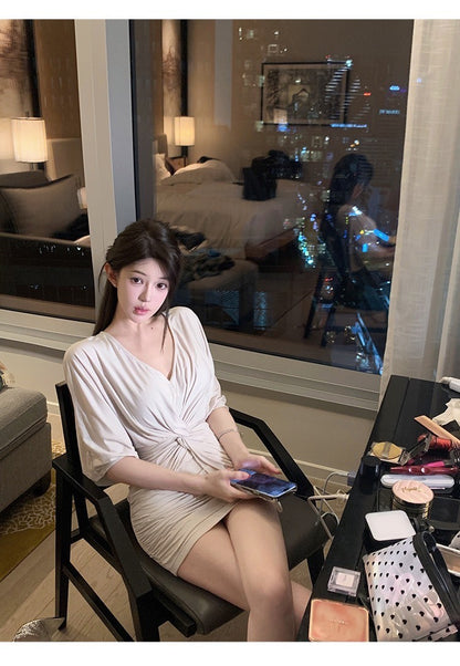 Mar. 氣質佳人 韓女V領扭結收腰壓褶連衣裙