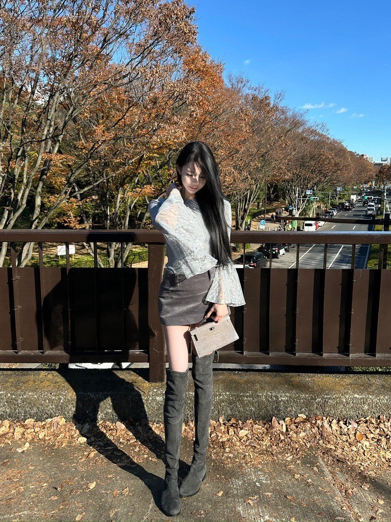 Mar. 天鵝挽夢 氣質法式蕾絲喇叭袖修身上衣 黑/灰