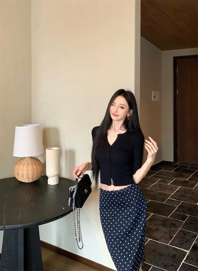 Jun. 鄰家乖乖女 顯瘦鈕扣針織上衣 黑色 復古波點中長半身裙 黑