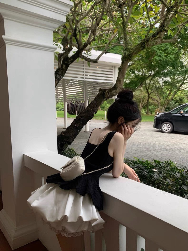 Jun. 休閒芭蕾 方領顯瘦收腰花瓣針織背心 白/黑