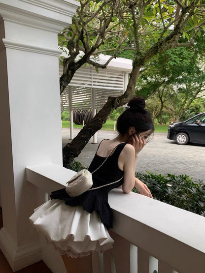 Jun. 休閒芭蕾 方領顯瘦收腰花瓣針織背心 白/黑