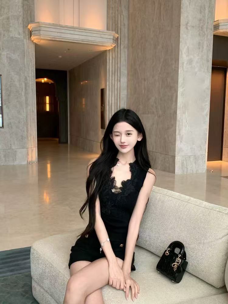 26May. 柔霧蕾絲V領通勤百搭針織背心 白/黑
