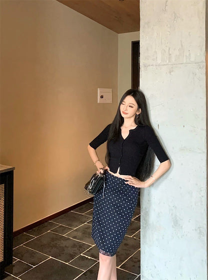 Jun. 鄰家乖乖女 顯瘦鈕扣針織上衣 黑色 復古波點中長半身裙 黑