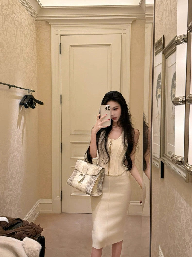 26Jan. 優雅lady溫柔酷颯兼具 舒適滿分金鍊針織背心/半身裙 米白