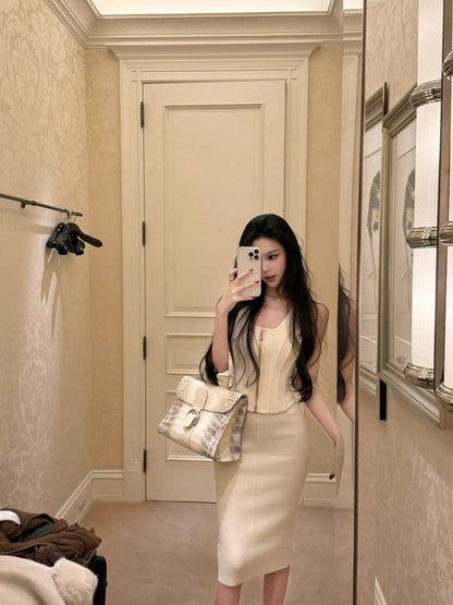 26Jan. 優雅lady溫柔酷颯兼具 舒適滿分金鍊針織背心/半身裙 米白