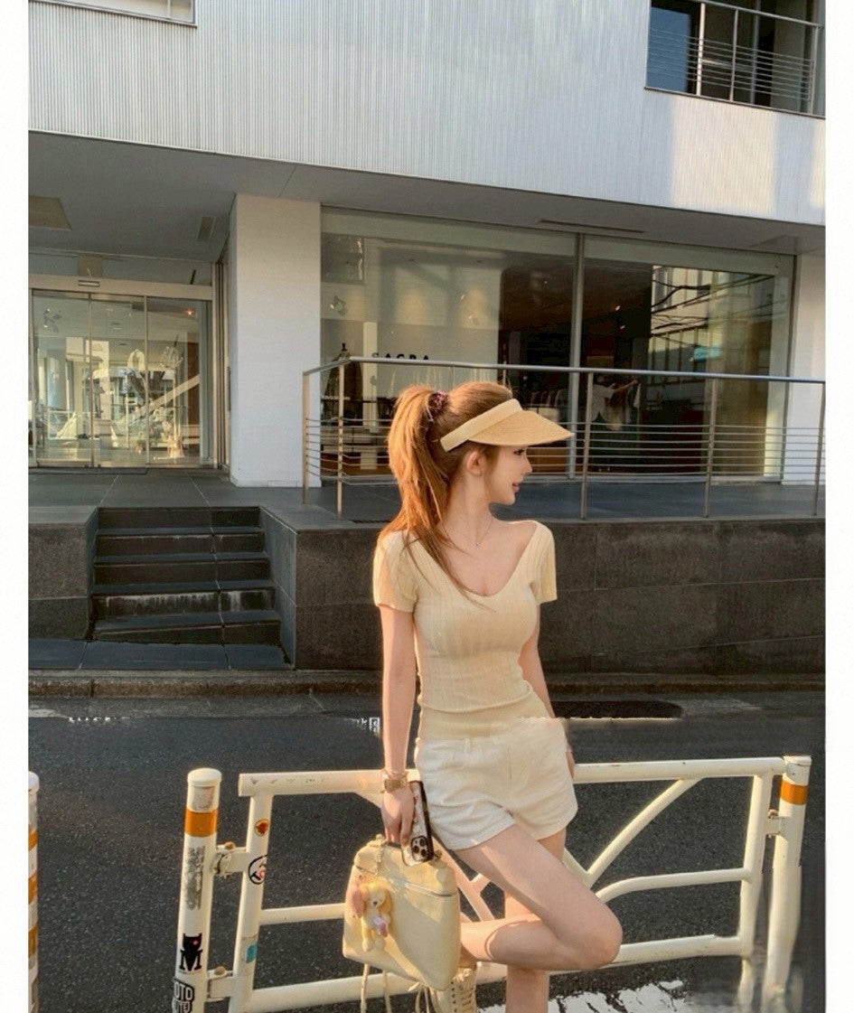 Jun. 極簡自在V領豎坑修身針織上衣 米杏色