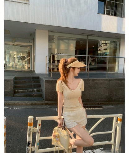 Jun. 極簡自在V領豎坑修身針織上衣 米杏色