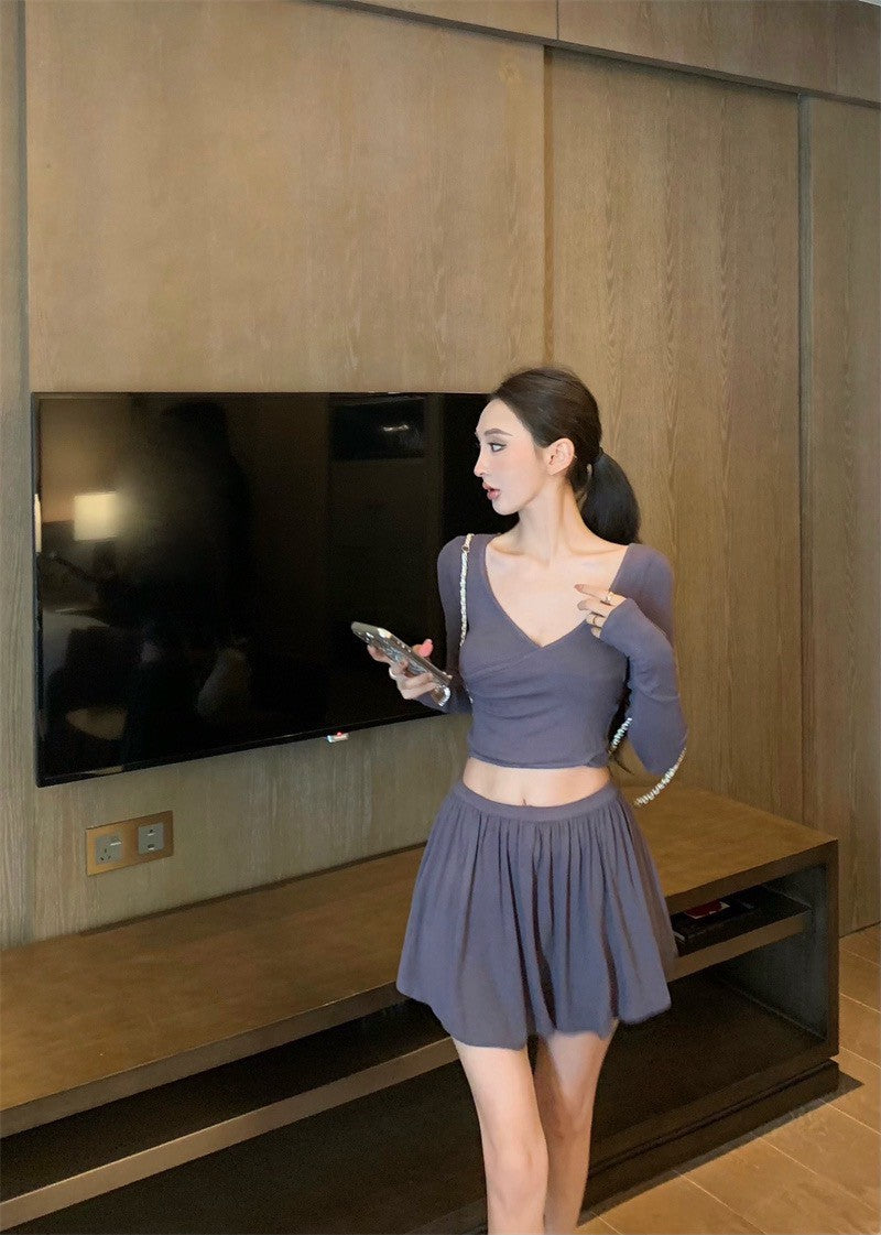 25Jul. 穿出鬆弛感 短款V領上衣 垂垂半身短裙 灰