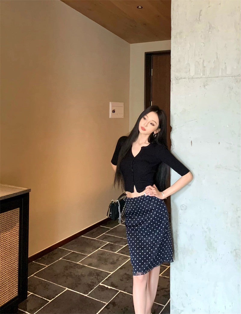 Jun. 鄰家乖乖女 顯瘦鈕扣針織上衣 黑色 復古波點中長半身裙 黑