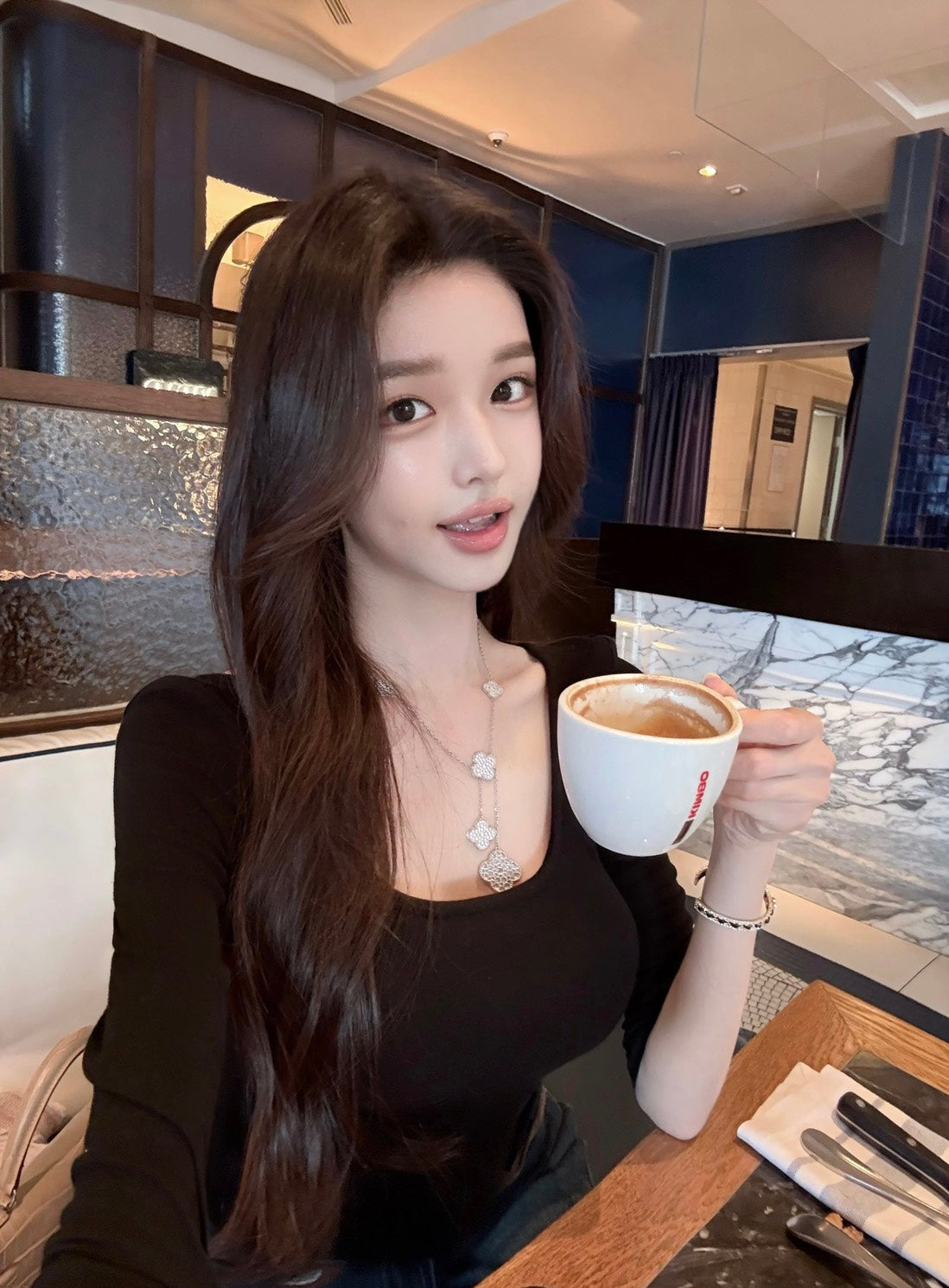 25Dec. 氣質羊絨慕斯帶胸墊U領七分袖上衣 黑