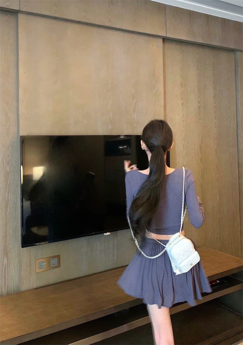 25Jul. 穿出鬆弛感 短款V領上衣 垂垂半身短裙 灰