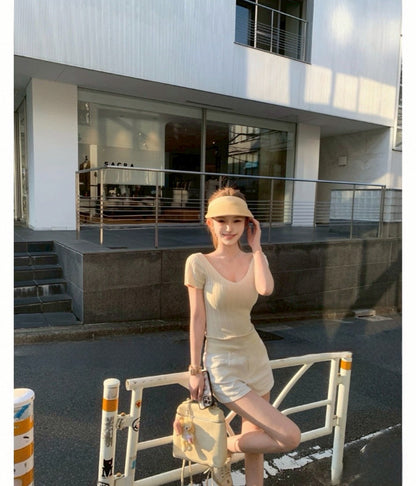 Jun. 極簡自在V領豎坑修身針織上衣 米杏色