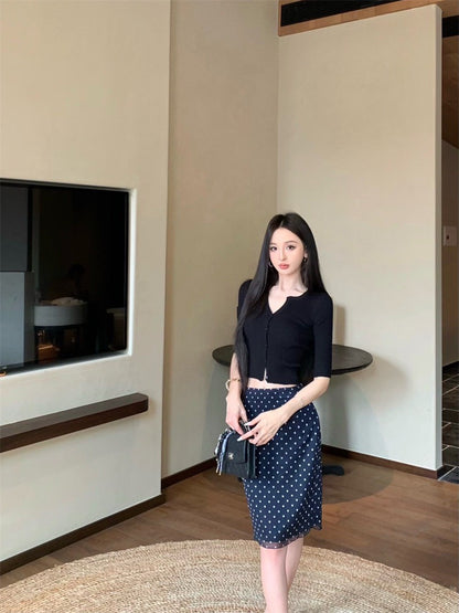 Jun. 鄰家乖乖女 顯瘦鈕扣針織上衣 黑色 復古波點中長半身裙 黑