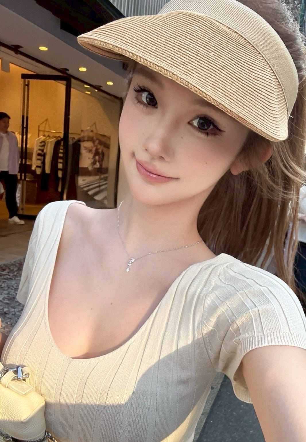 Jun. 極簡自在V領豎坑修身針織上衣 米杏色