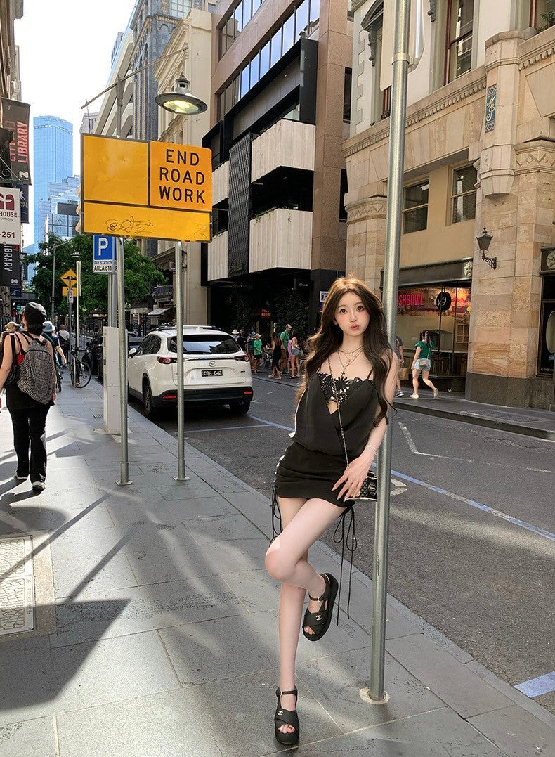 Mar. 豆蔻少女 立體繡花拼接蘯領抽繩連身裙 黑