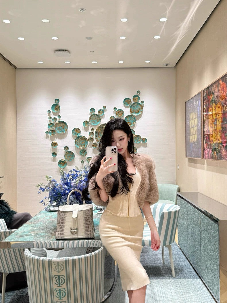 26Jan. 優雅lady溫柔酷颯兼具 舒適滿分金鍊針織背心/半身裙 米白