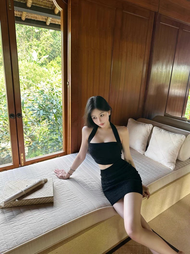 May. 小巴經典版型 立體壓印脖扣式針織背心 半身裙套裝 白/黑