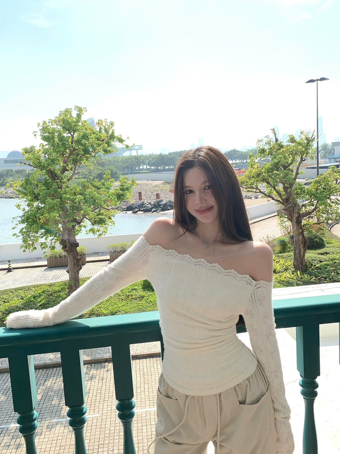 26Jan. 白月光針織蕾絲一字領上衣 杏