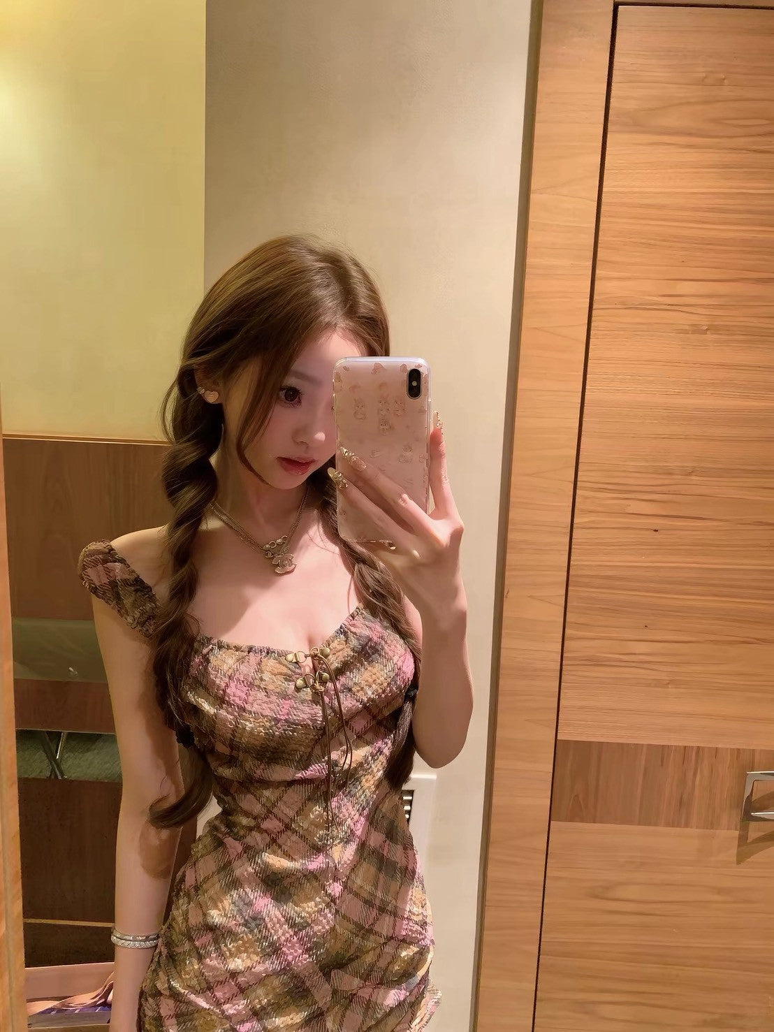 26May. 「栗子」美式復古格紋方領美背連身裙 焦糖莓果