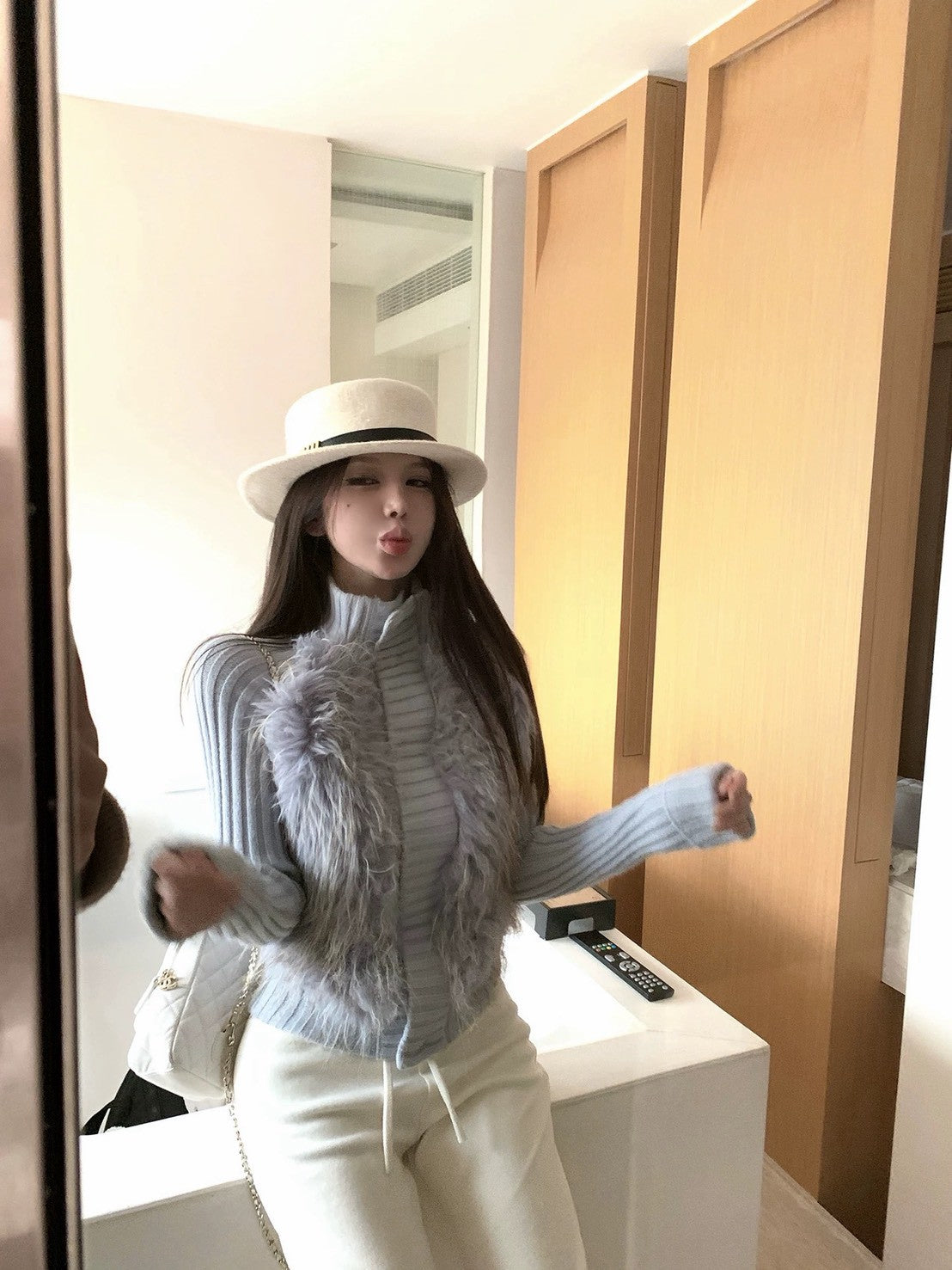 26Jan. 韓系閨女 貴氣毛毛拼接重工針織外套 灰/杏