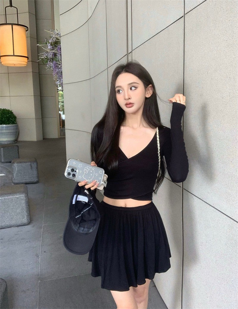 25Jul. 穿出鬆弛感 短款V領上衣 垂垂半身短裙 黑