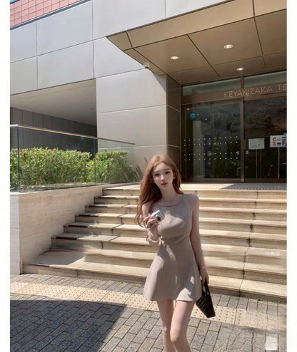 Jun. 眼淚女王同款 氣質收腰簡約小短裙 奶茶