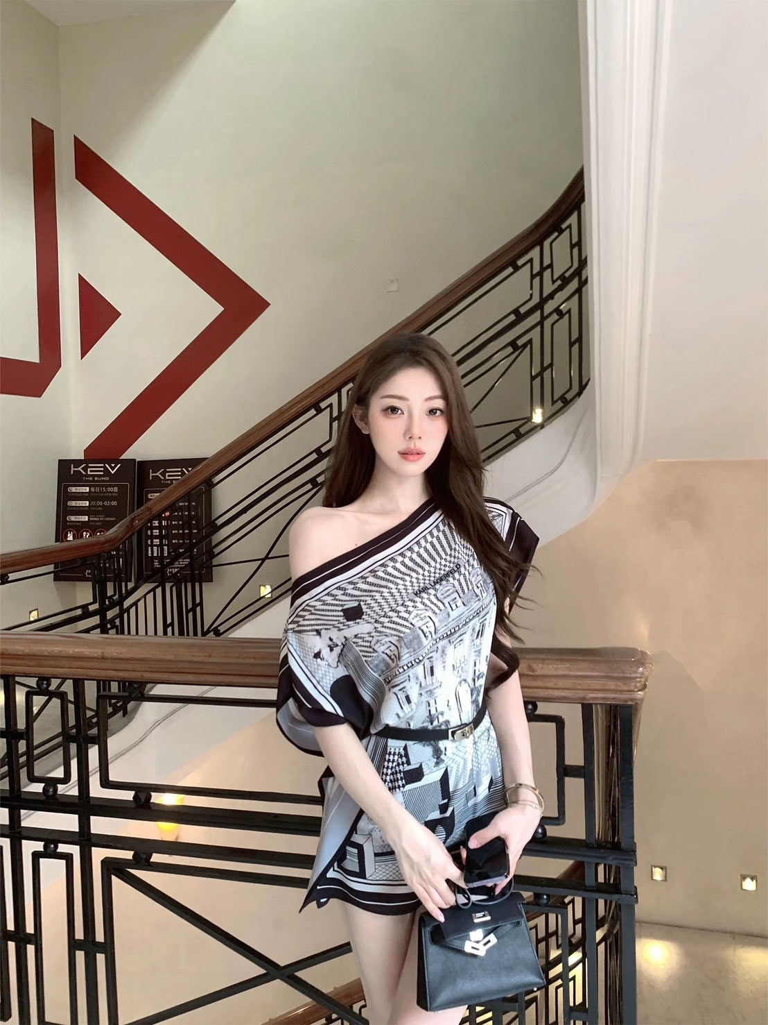 25Oct. 矜貴老錢 氣質印花蝙蝠袖絲巾上衣