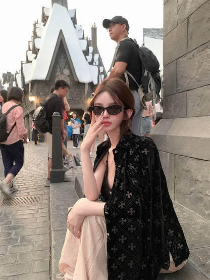 Aug. 神秘腔調 縷空十字架設計 絲絨感襯衫 黑色