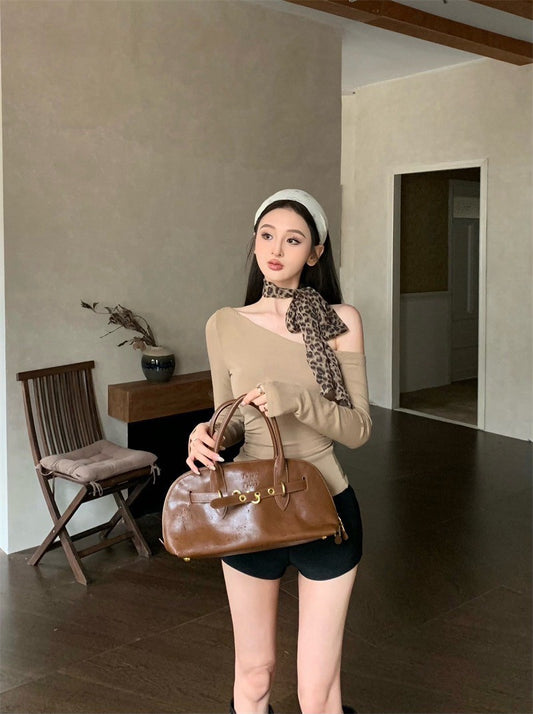 25Jul. 復古絲巾年代 斜肩彈力修身上衣（配絲巾）卡其