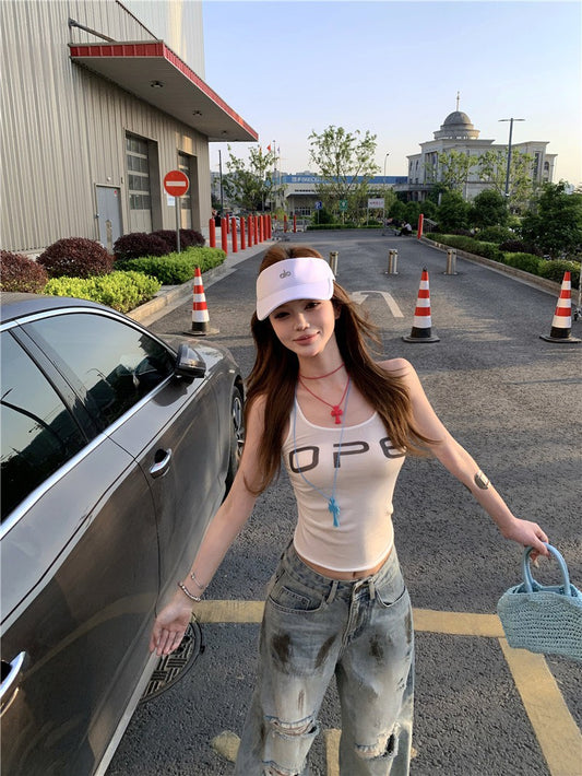 Jun. B家時髦做舊刷破髒髒褲 簡約字母打底白色背心